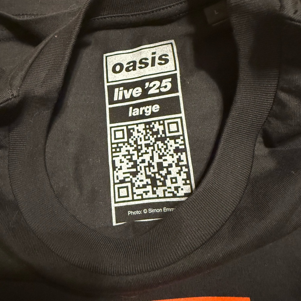 Oasis Live 25’ LA tee - Picture 2 of 3